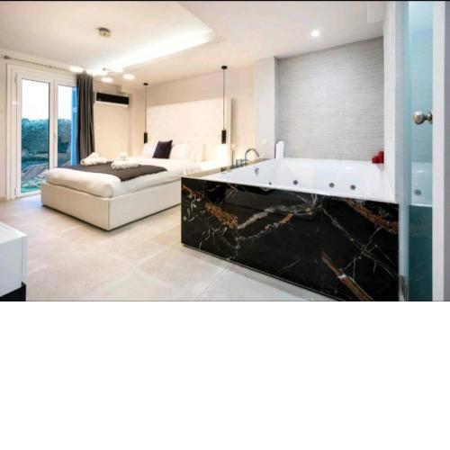DELUXE ROMANTIC JACUZZI