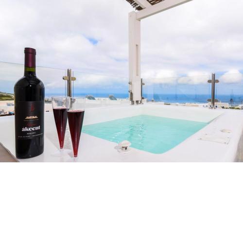 Deluxe Santorini Villa Villa Sunset Santorini 1 Bedroom Outdoor Jacuzzi and Beautiful Views Fira
