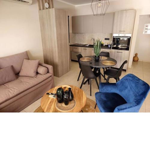 Deluxe Seaside Condo for 4