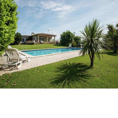 Deluxe Villa in Urbanitzaci Bon Relax near Beach
