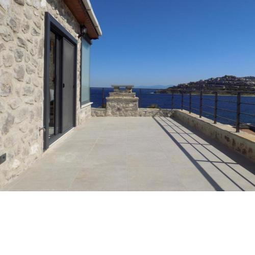 Denize sıfır restore edilmiş ahşap tavan taş villa