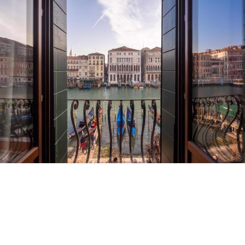 Design Apartment with Balcony on the Grand Canal R&R