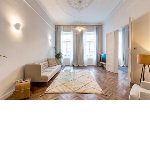 Designer 2 Bedroom Apt-Basilica 2min Walk, Cable TV