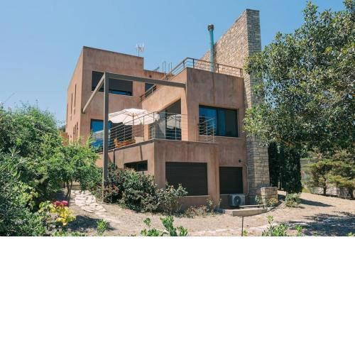 Designer Villa w extraordinary views & BBQ