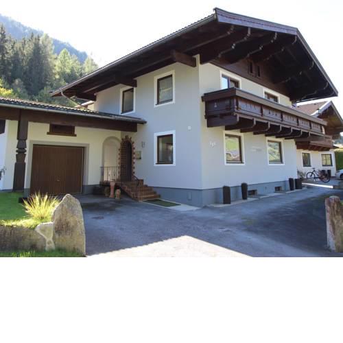 Detached holiday home with 4 bedrooms in Mühlbach, near the ski lift.