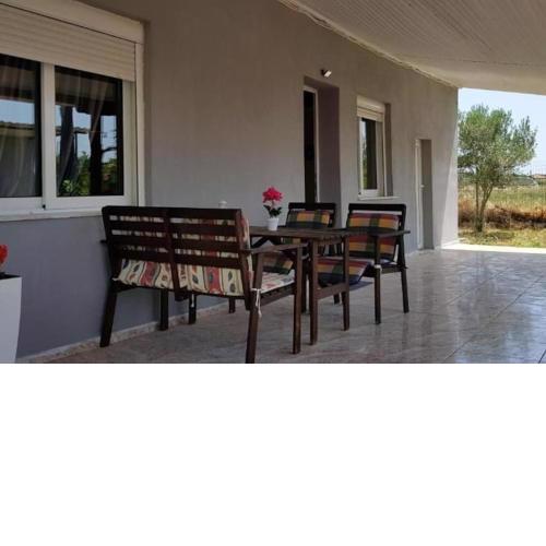 Detached quiet villa 500m from sea