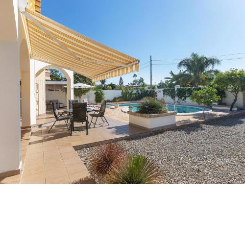 Detached villa with a large private swimming pool