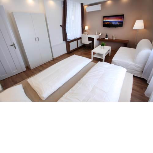 d.Five Premium Studio Szervita Square