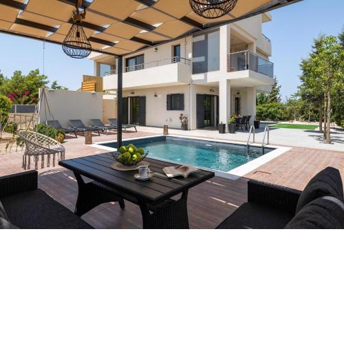 Dioni Pool House