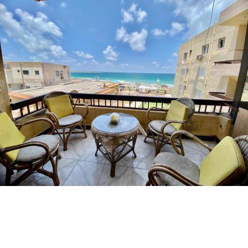 Direct sea view Chalet Apartment super Lux 2 bed rooms Maamoura Beach شاليه لوكس شاطىء المعموره على البحر مباشره مع كارنيهات بوابه الدخول طول السنه و الشاطىء الخاص لنهايه اكتوبر خدمه نزلاء للعمل على راحه النزلاء و تلبيه رغباتهم اليوميه للعائلات فقط