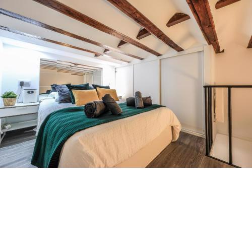 Discover Madrid from our cozy studio
