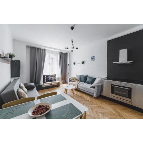Dlouha Hemingway apartment