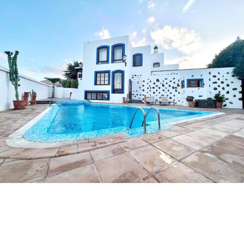 Doble clásica con desayuno, Wifi y hermosa piscina en Yaiza