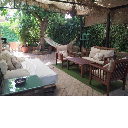Dormir entre limones, Casa de invitados en vivienda familiar