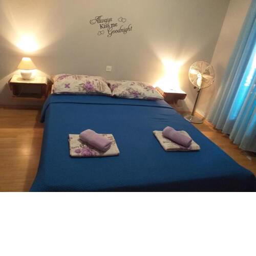 Double bedroom in the center with its bathroom and parking spot