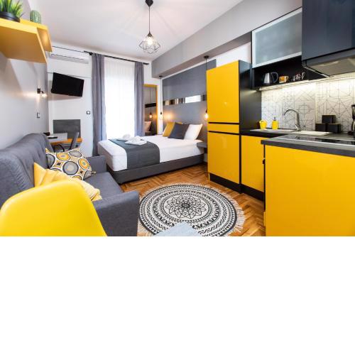 Downtown Luxury Boutique Suites : the yellow suite