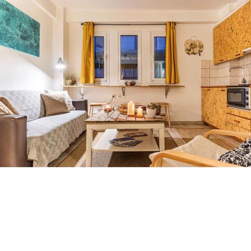 Downtown Yellow Studio With Private Parking