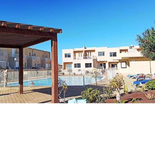 Dúplex con piscina climatizada.