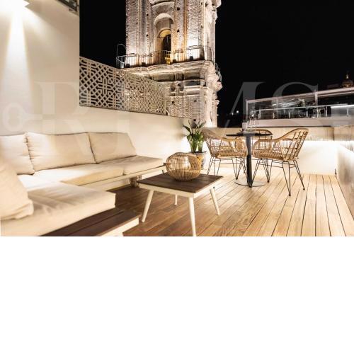 Duplex w/ private rooftop & view on San Juan church