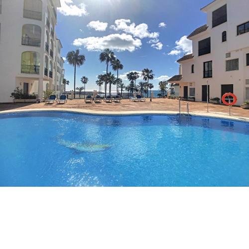 Duquesa Superb Seafront Apartment Marina Real 305