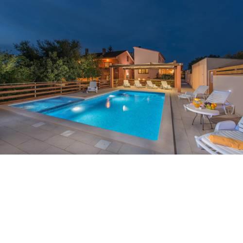 E-M Apartments with Private pool