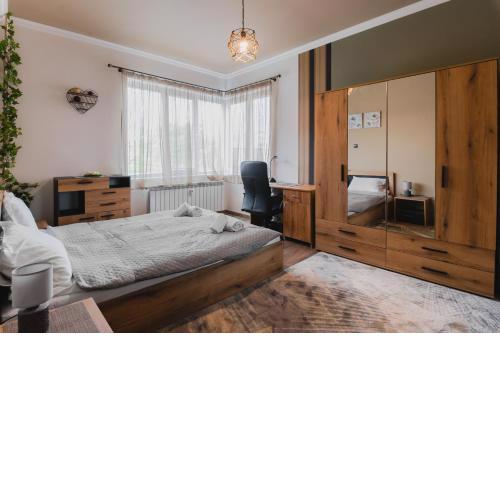 Eagles' Bridge ~ 1BD Flat with Desk