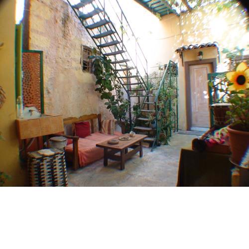Earini Rooms And Apartments
