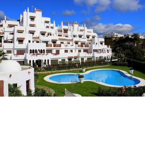 Een ruim zonnig appartement met groot terras in een mooi complex, op 15' te voet van het strand; op 10' van Estepona en van Puerto Banus.
