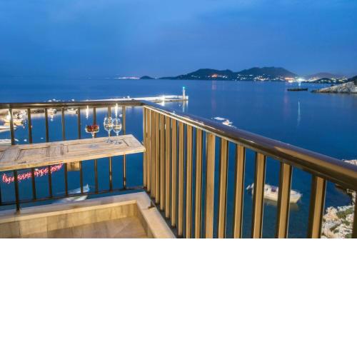 Eftopia Beachfront 2-bedrooms apartment