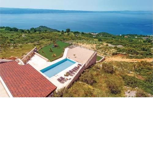 Eight-Bedroom Holiday Home in Podstrana