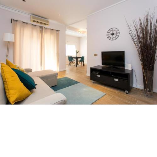 Eixample Ac, Sunlit Balcony & Prime Location