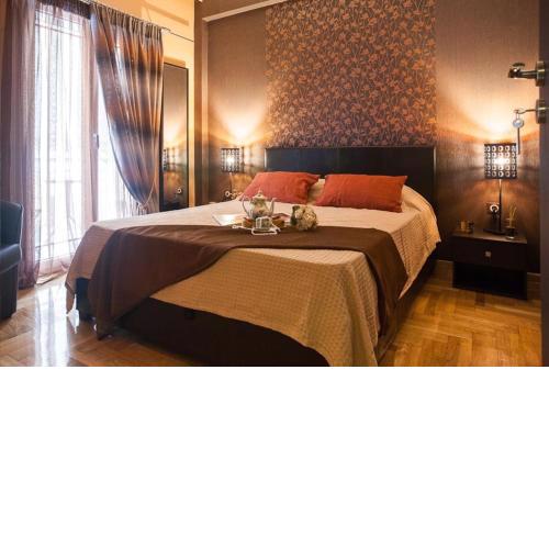 Elegant and Safe Gold and Blue Apartment walk to Acropolis