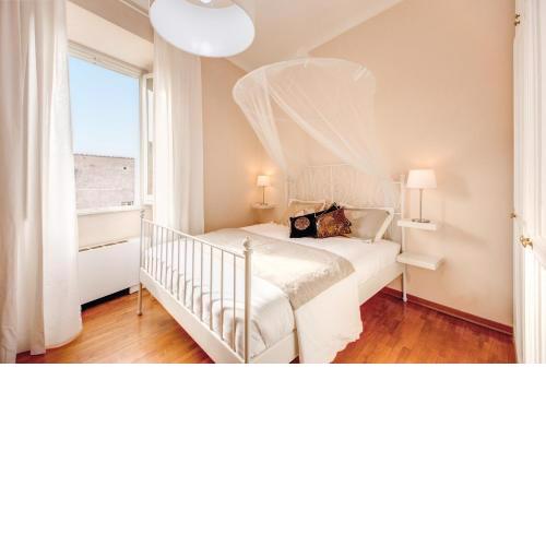 Elegant Apartment Behind the Colosseum