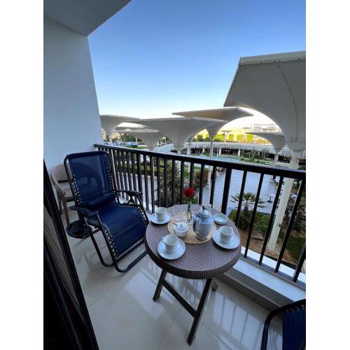 Elegant duplex with pool frontAUC