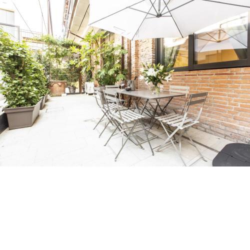 Elegant Fornasa Vecia, canal view with a beautiful garden R&R