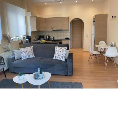 Elegant Glyfada Apartment-private Garden-Near METRO