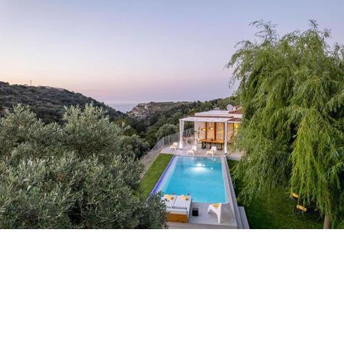 Elegant new villa,with pool,BBQ, ping pong table & gym facilities, just 2km from the town!