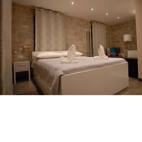 Elegant Residence Rooms & Apartments