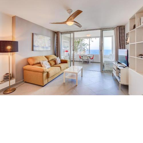 Elegante apartamento en primera línea con vista al mar