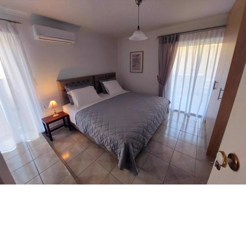 Eleni's Apartments Igoumenitsa - Γκαρσονιέρα στο ισόγειο εξοπλισμένη και επιπλωμένη