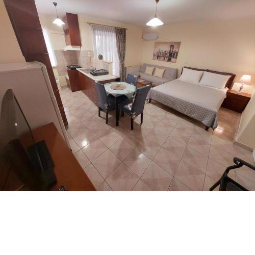 Eleni's Apartments Igoumenitsa - Στούντιο μεγάλο στο ισόγειο επιπλωμένο, εξοπλισμένο
