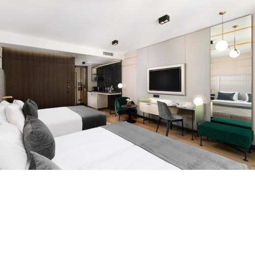 Emerald Downtown Suites