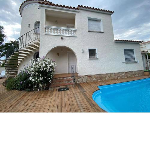 Empuriabrava: Maison typique avec piscine privé