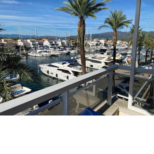 Empuriabrava ,vue port principal avec terrasse