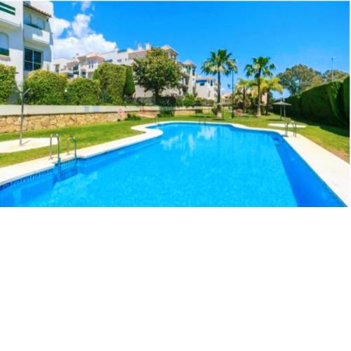 En la playa .Piscinas jardines Puerto Banús