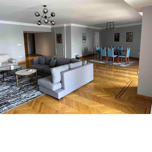 Enjoy alovely 4 bdr serviced TOP apt