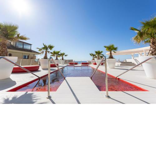 Ensuite Sea & Pool Views with Private Parking