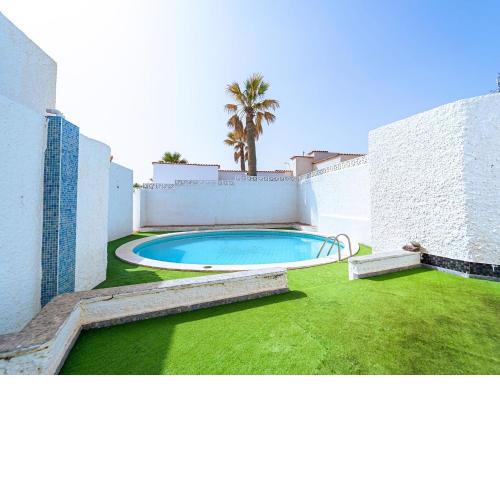 Enticing holiday home in Arico El Nuevo with outdoor pool
