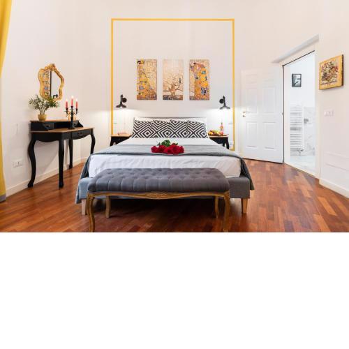 Entire flat with 6 Rooms & 6 Bathrooms, 210 SQMs at Most Historical Center with LIFT !!!
