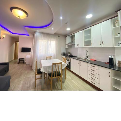 Entire New Apartment 20' from Barcelona